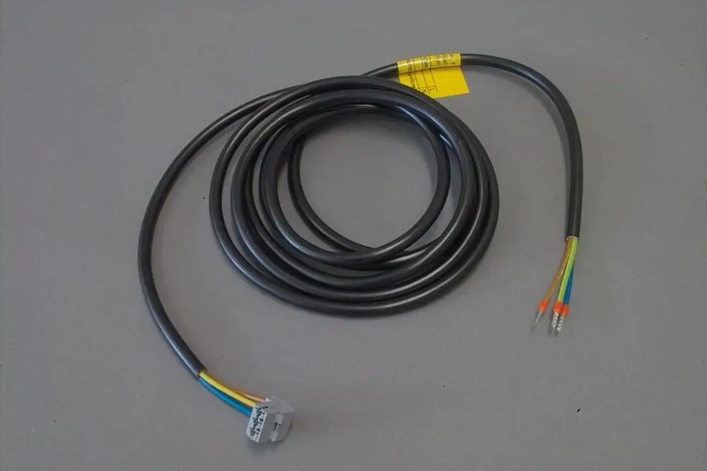 Schwarzes Kabel mit einem Stecker und drei Innenleitungen in verschiedenen Farben. Das Produkt ist von der Marke Brötje und dient zur Verbindung einer Heizungspumpe.