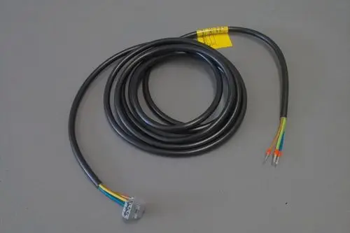 Schwarzes Kabel mit einem Stecker und drei Innenleitungen in verschiedenen Farben. Das Produkt ist von der Marke Brötje und dient zur Verbindung einer Heizungspumpe.