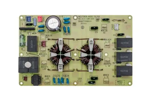 Elektronikfilterplatine von Brötje mit mehreren Kondensatoren, Relais und Spulen, bestückt auf einer grünen Leiterplatte, zur Rauschunterdrückung in elektrischen Anwendungen.