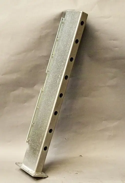 Brötje Rücklaufverteiler, vertikale Bauform aus Metall, mit mehreren Bohrungen auf der Seite zur Montage. Silbergraue Oberfläche ohne erkennbare Beschriftung.