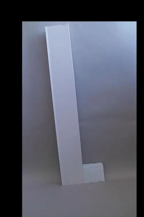 Weißes, vertikales Blech mit einer L-Form, das an der Unterseite eine horizontale Erweiterung aufweist. Produkt von Brötje, geeignet für Schieferdächer.