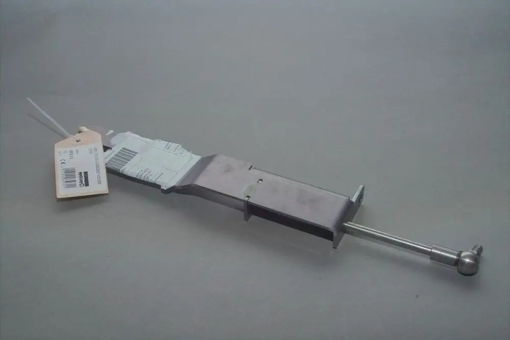 Reinigungsgerät von Brötje mit länglichem Körper und angebrachten Kennzeichnungsetiketten, möglicherweise für den Einsatz in Heizsystemen.