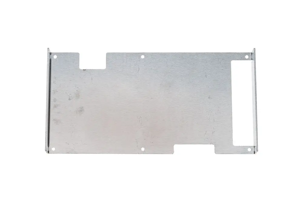 Metallplatte in silberner Farbe mit Ausschnitten und Bohrlöchern, möglicherweise zur Abdeckung oder Befestigung, stammt von Brötje.