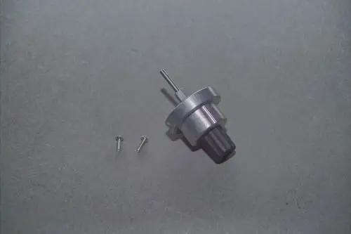 Brötje Hydraulikkopf in Metalloptik mit einem schlanken Stift und zwei Schrauben. Der Kopf hat einen flachen Boden und eine Öffnung oben.