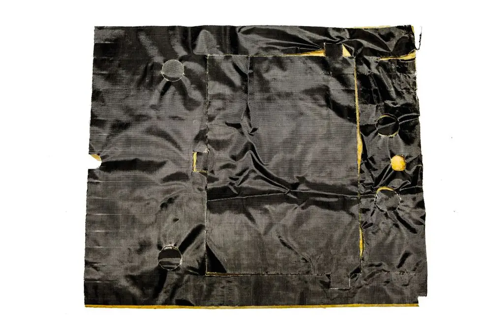 Schwarze Isoliermatte mit mehreren Ausschnitten und Kanten, die für die Verwendung in Türbereichen, möglicherweise von der Marke Brötje, konzipiert ist.