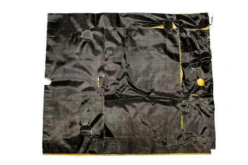 Schwarze Isoliermatte mit mehreren Ausschnitten und Kanten, die für die Verwendung in Türbereichen, möglicherweise von der Marke Brötje, konzipiert ist.
