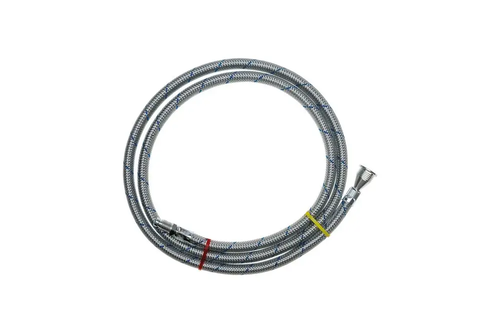 Zuleitungsrohr mit flexibler, gewebter Ummantelung in Silber und blauen Akzenten. Ein Anschluss hat ein gewinde, der andere ist offen. Geeignet für Brötje Heizsysteme.