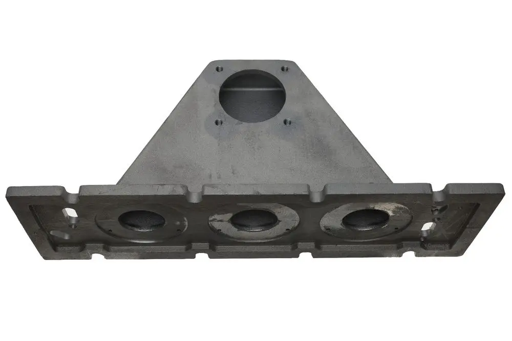 Brötje Mischkanal aus Aluminium, rechteckige Form mit drei runden Öffnungen, mittig positioniert und einem quadratischen Ausschnitt an der Spitze.