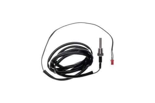 Brötje-Verteilerrohr mit einem runden, metallischen Anschluss, dazu ein schwarzes Kabel, das spiralig gewickelt ist, mit einem roten Stecker am Ende.