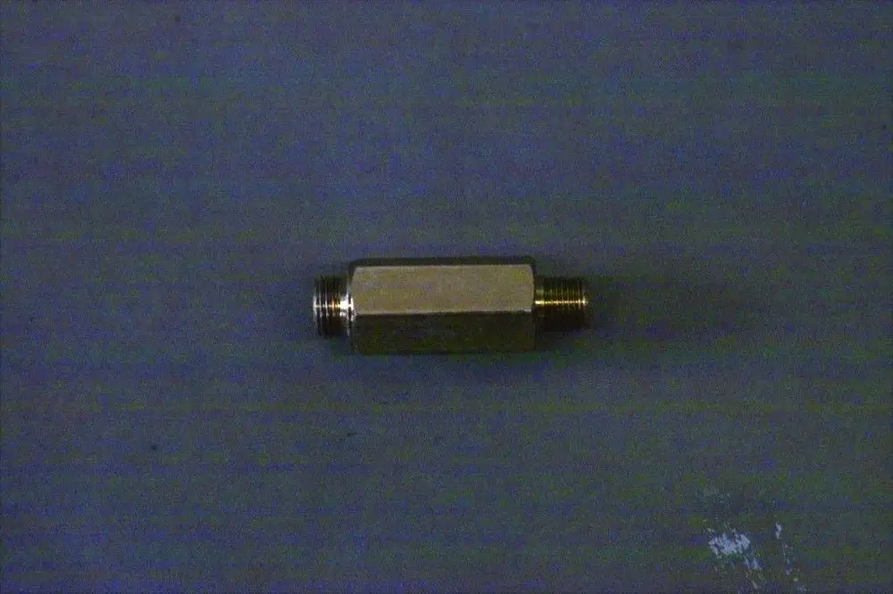 Brötje Nippel für Luftschlauch, metallisch, zylindrisch mit zwei Gewindeanschlüssen, auf grauem Hintergrund liegend.