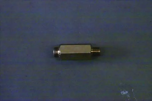 Brötje Nippel für Luftschlauch, metallisch, zylindrisch mit zwei Gewindeanschlüssen, auf grauem Hintergrund liegend.