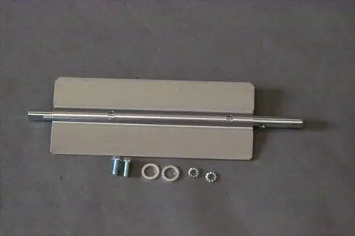 Brötje-Luftklappe mit Metallträger, einem Zylinder und verschiedenen Befestigungsteilen, darunter Schrauben und Dichtungen, auf neutralem Hintergrund.