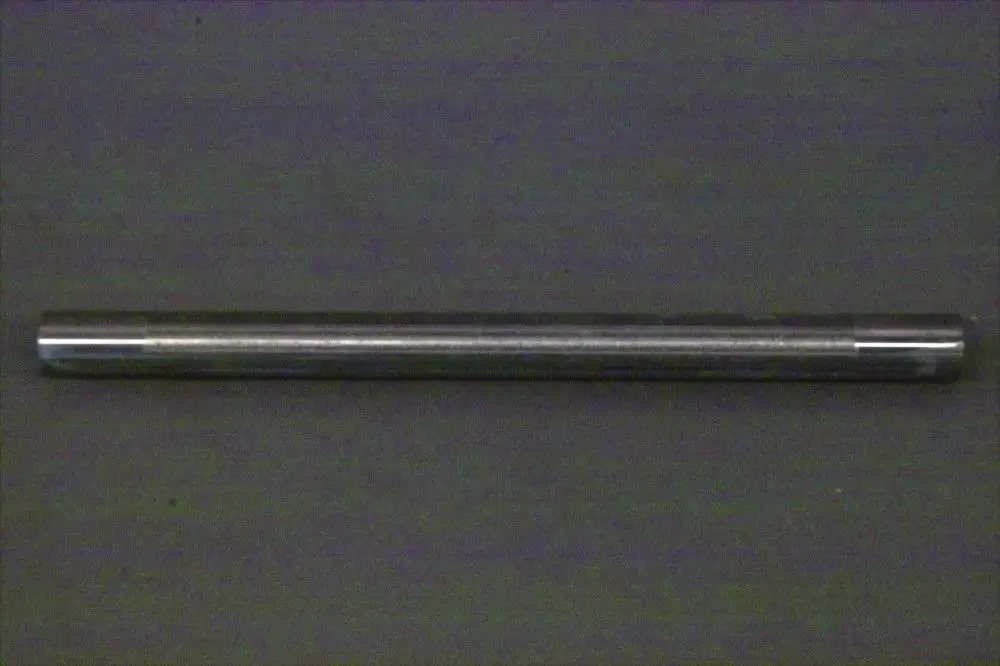 Edelstahlrohr, gerade und zylindrische Form, auf dunklem Hintergrund. Produkt von Brötje, möglicherweise für Heizungsinstallationen oder Rohrleitungen geeignet.