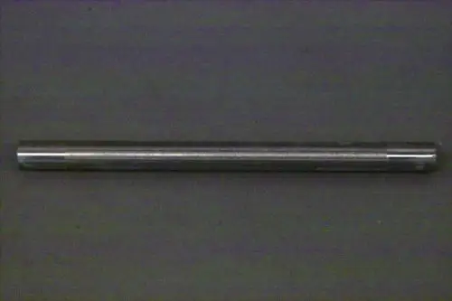 Edelstahlrohr, gerade und zylindrische Form, auf dunklem Hintergrund. Produkt von Brötje, möglicherweise für Heizungsinstallationen oder Rohrleitungen geeignet.