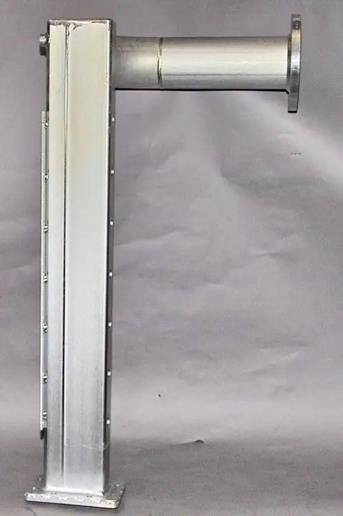 Rücklaufverteiler von Brötje, aufgebaut in vertikaler Position mit einem zylindrischen Anschlussrohr. Metallisch, ohne erkennbare Beschriftungen oder Maße.