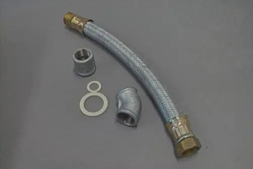 Brötje Schlauch mit Metallanschlüssen und einer gebogenen Form, um Flüssigkeiten zu leiten. Zubehörteile wie Verbindungsmuffe und Dichtungen sind ebenfalls abgebildet.
