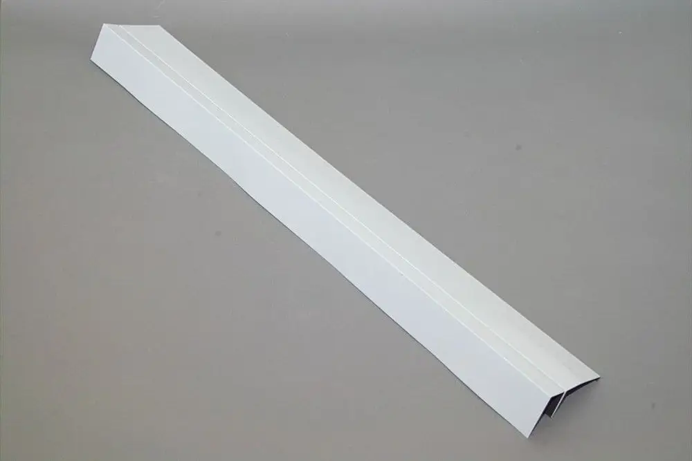 Weißes, längliches Metallblech mit einer klaren Falzstruktur, möglicherweise Teil eines Montage- oder Abdeckungssystems, hergestellt von Brötje.