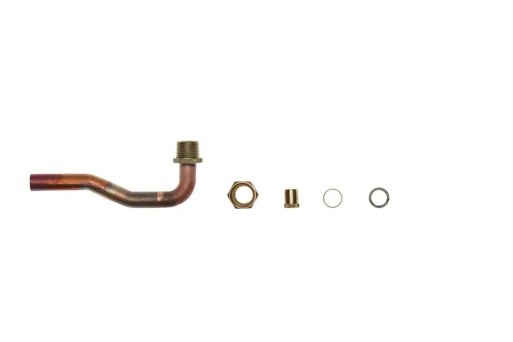 Brötje Rohr mit einer gebogenen Form, verbunden mit verschiedenen Anbauteilen: einer Mutter, einem Adapter, einem Ring und einer Dichtung, alles auf weißem Hintergrund angeordnet.