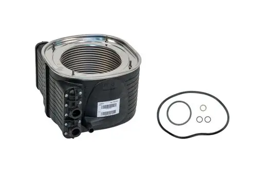 Brötje Wärmetauscher mit einer geschliffenen Metalloberfläche und mehreren Anschlüssen auf der linken Seite, ergänzt durch eine Dichtung mit verschiedenen O-Ringen.