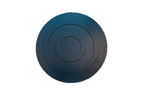 Runder, dunkler Deckel mit konzentrischen Ringen, geeignet für Brötje Speichergeräte. Der Deckel hat eine glatte Oberfläche und ist einseitig flach.
