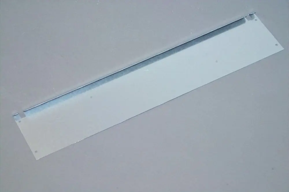 Bodenblech aus Metall, passend für Brötje Heizsysteme. Die Fläche ist gerade und hat an zwei Seiten Löcher zur Montage. Das Material ist schlicht und funktional.