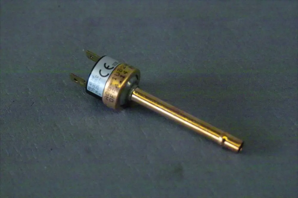 Brötje Hochdruckwächter mit einer langen Metallsonde und zwei Anschlussdosen. Auf dem Gehäuse sind technische Informationen und CE-Kennzeichnung zu sehen.