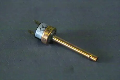 Brötje Hochdruckwächter mit einer langen Metallsonde und zwei Anschlussdosen. Auf dem Gehäuse sind technische Informationen und CE-Kennzeichnung zu sehen.