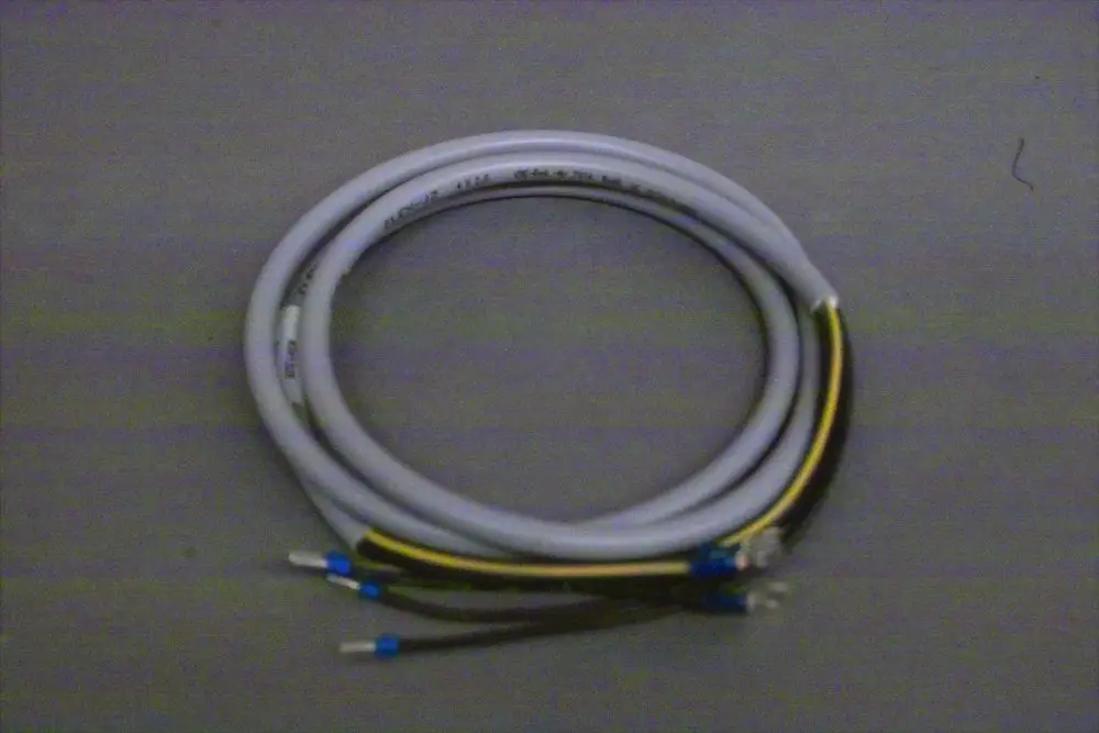 Kabelbaum mit mehreren Drähten in verschiedenen Farben, typisches Produkt von Brötje zur Verbindung elektrischer Komponenten.