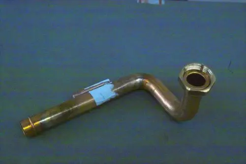 Knickrohr aus Kupfer mit Anschlussgewinde, möglicherweise für Anwendung im Heizsystem. Marke Brötje. Auf einer grauen Oberfläche abgebildet.