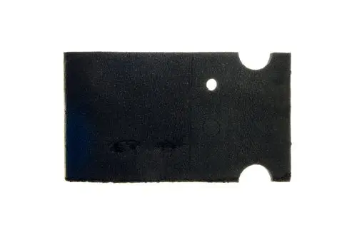 Schwarzes Stück Isoliermaterial mit zwei Ausschnitten und Löchern, möglicherweise für Rohrisolierung. Produkte von Brötje sind für Heizungsanwendungen gedacht.