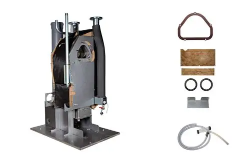 Brötje Wärmetauscher mit massiven Metallkomponenten und verschiedenen Zubehörteilen, darunter Dichtungen und Schläuche, auf einer Edelstahlbasis montiert.