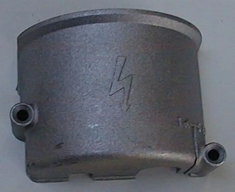 Brötje Metallhaube mit gewelltem Rand und einem Blitzsymbol sowie zwei seitlichen Anschlüssen.