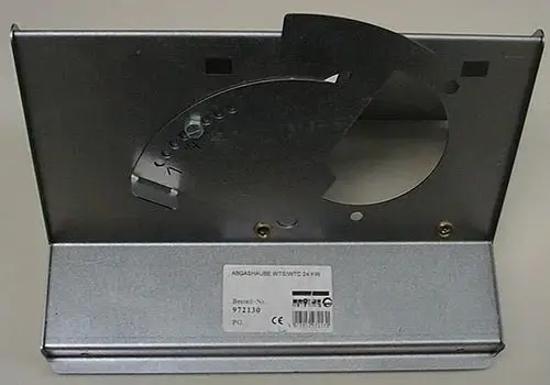 Metallisches Gehäuse mit Ausschnitten, beschriftet mit technischen Angaben und der Marke Brötje. Oben befindet sich ein kreisförmiger Ausschnitt und eine Skala.