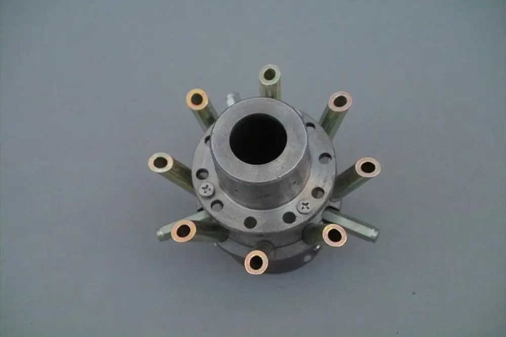 Brötje Gasverteiler mit zylindrischem Körper und mehreren Rohren, die radial angeordnet sind. Er dient der Verteilung von Gas in Heizsystemen.