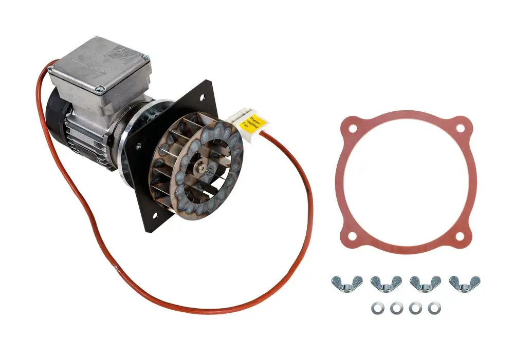 Brötje Lüftermotor mit montierter Abdeckung und Anschlüssen, begleitet von Gasket und Befestigungsteilen auf dem Bild.