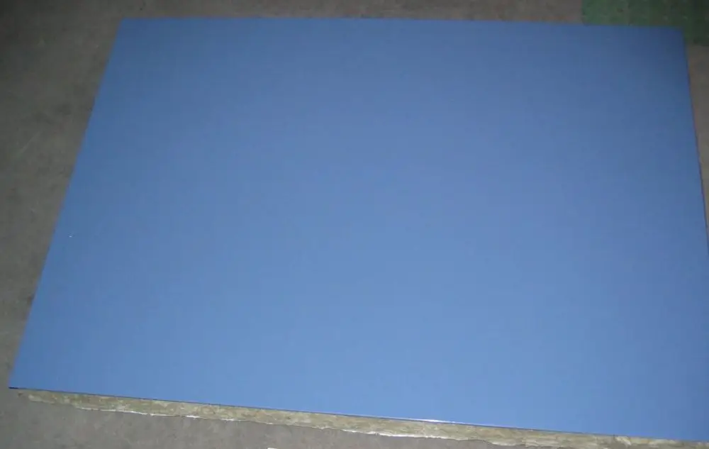 Blaues Wandpaneel mit glatter Oberfläche, geeignet für die Verkleidung. Das Produkt stammt von Brötje und zeigt eine einfache, funktionale Gestaltung.