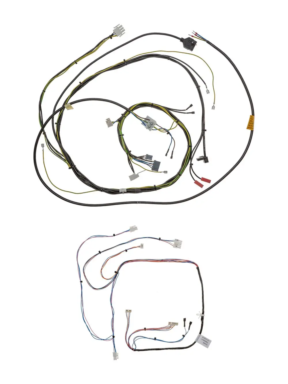 Kabelbaum von Brötje mit mehreren Kabelsträngen und Steckverbindern, teilweise in verschiedenen Farben angeordnet, geeignet für spezifische elektrische Verbindungen.
