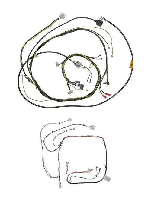 Kabelbaum von Brötje mit mehreren Kabelsträngen und Steckverbindern, teilweise in verschiedenen Farben angeordnet, geeignet für spezifische elektrische Verbindungen.