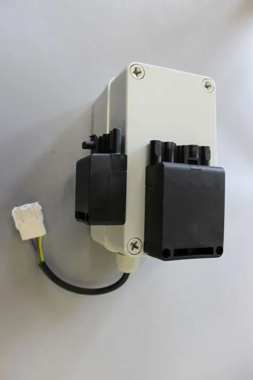 Brötje Motorstarter in einem kompakten Gehäuse mit mehreren Anschlüssen, einer weißen Verkleidung und einem Kabel mit mehreren Aderfarben.