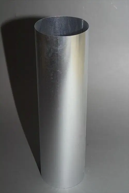 Zylindrisches Metallrohr mit glatter Oberfläche, das auf einer grauen Unterlage steht. Möglicherweise für Installationen von Brötje Heizsystemen geeignet.