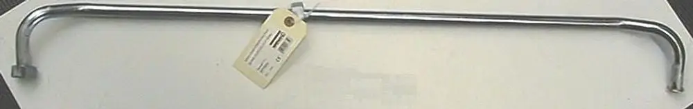 Brötje Speicherverbindungsrohr mit einem langen, gebogenen Metallrohr in silberner Farbe, einem Anschluss an einem Ende und einem Etikett mit Produktinformationen.