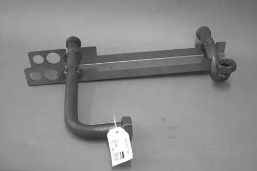Vorlauf- und Rücklaufrohr von Brötje mit Befestigungsblech, schwarzes Metall, zwei Anschlüsse und eine montierte Halterung zur Befestigung an einer Wand.