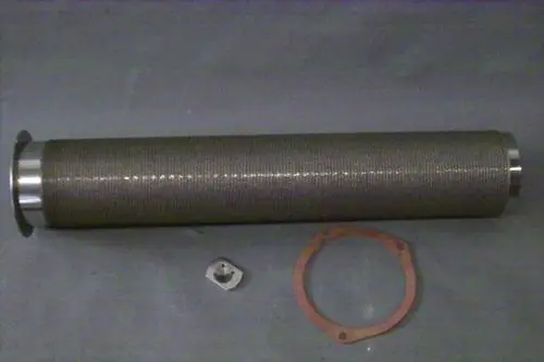 Brötje Brennerrohr in zylindrischer Form, mit einer Metall-Oberfläche und zwei Befestigungselementen, einem O-Ring und einer Dichtung, auf grauem Hintergrund.
