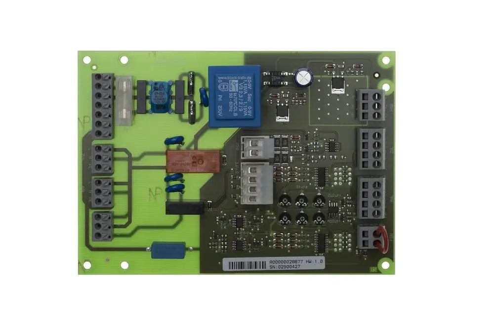 Grüne Elektronikplatine mit verschiedenen Bauteilen, Relais und Anschlüssen, beschriftet, vor weißem Hintergrund. Hersteller Brötje.