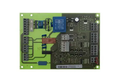 Grüne Elektronikplatine mit verschiedenen Bauteilen, Relais und Anschlüssen, beschriftet, vor weißem Hintergrund. Hersteller Brötje.