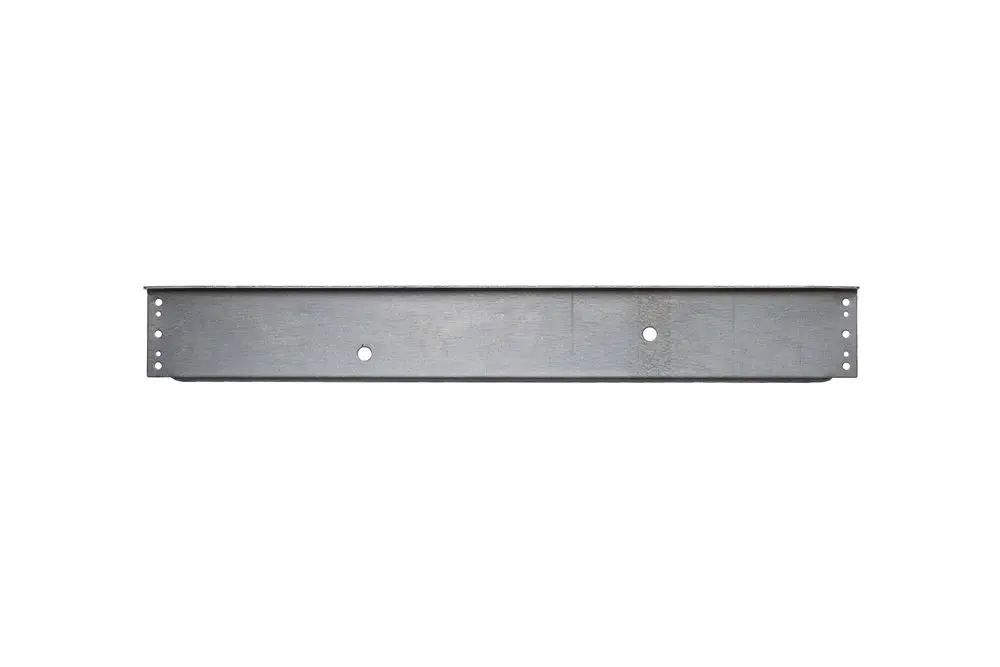Brötje Verkleidungsstrebe in gerader Form, aus Metall, mit mehreren Löchern zur Befestigung, auf hellem Hintergrund.