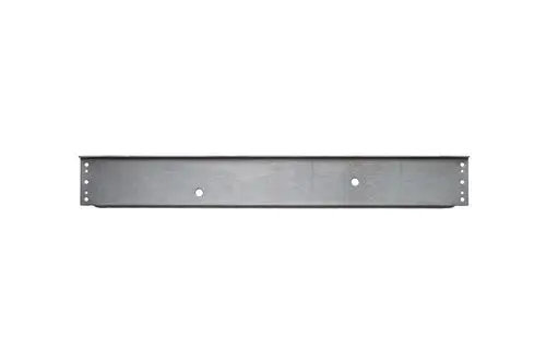 Brötje Verkleidungsstrebe in gerader Form, aus Metall, mit mehreren Löchern zur Befestigung, auf hellem Hintergrund.