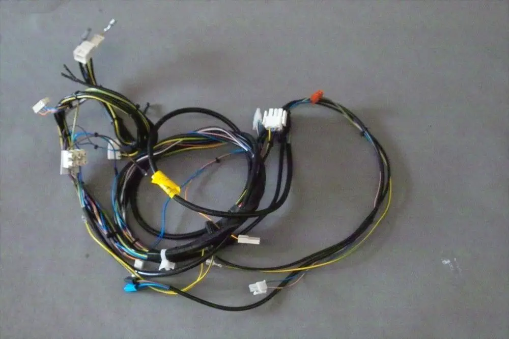 Kabelbaum von Brötje mit mehreren Leitungen und Steckern, verknüpft und teilweise isoliert zur elektrischen Verbindung in einem Heizsystem.