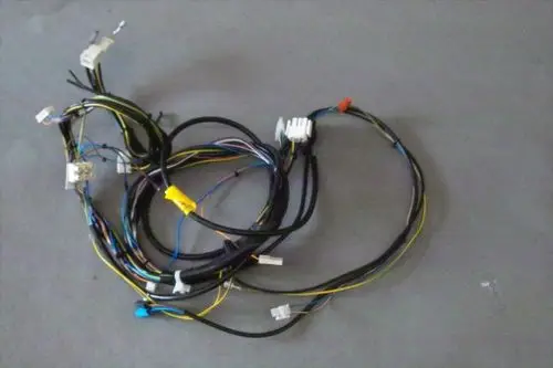 Kabelbaum von Brötje mit mehreren Leitungen und Steckern, verknüpft und teilweise isoliert zur elektrischen Verbindung in einem Heizsystem.