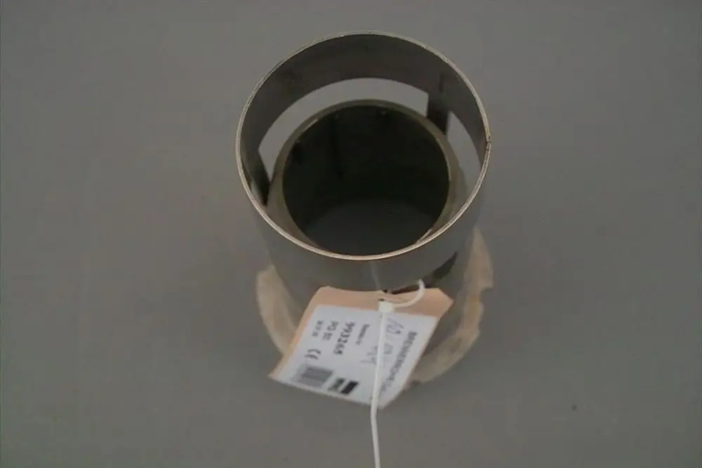 Edelstahlrohr mit offener Spitze und Montagetag. An der Seite befindet sich ein Etikett mit Artikelinformationen. Brötje Produkt, für Heizungsanwendungen geeignet.
